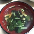 たぬっこランド's cooksnap of when they made 簡単☆三つ葉カニカマわかめのお吸い物.