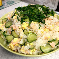 まりちゃん0105's cooksnap of when they made 簡単！さっぱりキュウリ鮭ちらし寿司.