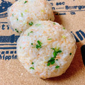 のんべぇヒロ's cooksnap of when they made 鮭フレークとネギのおにぎり.