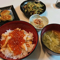 2児ママみきてぃ's cooksnap of when they made ぷちぷち♪いくらと鮭の親子丼.