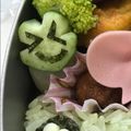 絢香のママ's cooksnap of when they made お弁当に☆きゅうりでカエル♪.