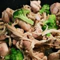 MROFI's cooksnap of when they made 鶏もも肉とえのき茸のガリバタ醤油.