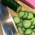 ふたごママちゃん's cooksnap of when they made コロがらないきゅうりの切り方.