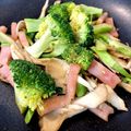 けんよこ's cooksnap of when they made 舞茸とベーコンのガーリックバター炒め.