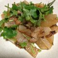 ミドリ５５'s cooksnap of when they made 豚肉と大根の甘黒酢炒め(パクチー載せ).