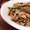 ぴょん吉Cafe's cooksnap of when they made 簡単♡手早くゴボウと豚バラの蒟蒻炒め〜✨.