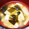 のり子のおかず♪'s cooksnap of when they made 朝食♪じゃが芋とワカメと油揚げのお味噌汁.