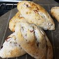 LaLaしふぉん's cooksnap of when they made ベリーとナッツ、クリチのハード系パン.