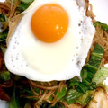 horseland's cooksnap of when they made 目玉焼きのせ♪簡単焼きそば.