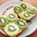 フジぽん's cooksnap of when they made キウイとクリチのオープンサンド.