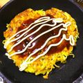 夕飯は６時です's cooksnap of when they made 【お好み焼きin焼きそば！？】.
