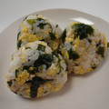はちれ's cooksnap of when they made たまごとワカメのごまおむすび.
