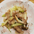 anyamu's cooksnap of when they made 豚肉とセロリとマイタケ炒め.