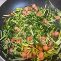 クックVOOF2V☆'s cooksnap of when they made 水菜と粗挽きソーセージの簡単炒め.