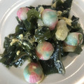 Yokchina's cooksnap of when they made 旨味じゅわ～！わかめとお麩の卵とじ.