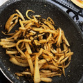 クックGUWI4Z☆'s cooksnap of when they made 大根の皮と塩昆布のきんぴら.