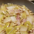 harunono's cooksnap of when they made 簡単♡白菜とベーコンと油揚げの白だし煮.