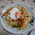 食を愛するママ寮母's cooksnap of when they made 肉なしでも美味！ネギたっぷり温玉焼うどん.