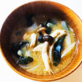 azbjbn's cooksnap of when they made しめじと玉ねぎのみそ汁.