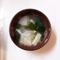 クックL8U9HI☆'s cooksnap of when they made えのきと☆蕪の葉☆ワカメのお味噌汁.