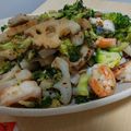 あゆたっくん's cooksnap of when they made 食感楽しい炒め⭐エビ、蓮根、ブロッコリー.