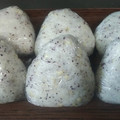 三つ星母ちゃん's cooksnap of when they made 子どもも簡単サクサクゆかり揚げ玉おにぎり.