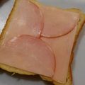 ジョングレ's cooksnap of when they made 朝パン♪耳まで美味しいハムチーズの乗せ方.