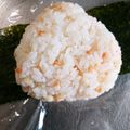 hitomi♪＊'s cooksnap of when they made 鮭フレークと天かすのおにぎり.
