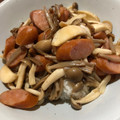 気まぐれご飯を作る人's cooksnap of when they made 簡単！ソーセージときのこのガリバタ醤炒め.