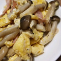 るなおママ's cooksnap of when they made 簡単おかず♡しめじとベーコンの卵炒め.