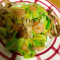 ぽにょ＾ω＾'s cooksnap of when they made 簡単！海老と春キャベツときのこの炒め物.
