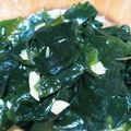 sumomokaka's cooksnap of when they made 生わかめのニンニク醤油炒め.