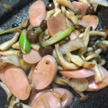 Rayryu123's cooksnap of when they made 魚肉ソーセージとキノコの炒め物.