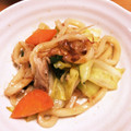 fuwamocos's cooksnap of when they made 醤油ベースの焼きうどんオイスターソース入.