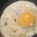 Yokchina's cooksnap of when they made 簡単☆チーズのせ目玉焼き(๑>◡<๑).