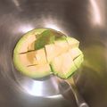 うまうまランラン's cooksnap of when they made まな板も手も汚れない！アボカドの切り方.