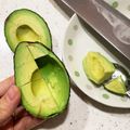 ☆ひぐま☆'s cooksnap of when they made まな板も手も汚れない！アボカドの切り方.