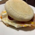 toshio39's cooksnap of when they made 昔から大好きな食べ方♡ハムエッグマフィン.