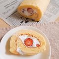 おにんぎょうさん's cooksnap of when they made 誕生日に苺のふわふわシフォンロールケーキ.