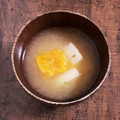 クックL8U9HI☆'s cooksnap of when they made 娘考案＊かぼちゃとじゃがいものお味噌汁＊.