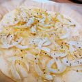 10りい's cooksnap of when they made 新たまねぎのシンプルピザ.