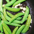 ぷぬーぴーさん's cooksnap of when they made スナックえんどうのニンニク炒め.