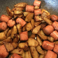 Yokchina's cooksnap of when they made じゃがいもとウインナーのしょうゆ炒め☆.