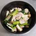 ☆やすちゃん☆'s cooksnap of when they made 簡単！小松菜としめじのベーコン炒め.