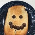 ゆみらんたん's cooksnap of when they made ❑ブロックチョコdeお顔トースト❏.