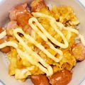 レッツ5's cooksnap of when they made 朝食に★超簡単★卵チーズウィンナー丼.