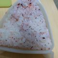 あゆたっくん's cooksnap of when they made もう作ってる？ゆかりおにぎり　梅ＩＮ★.