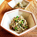 お料理ニャロメ's cooksnap of when they made 超簡単！もやしと人参の黒胡麻和え.