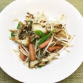 horseland's cooksnap of when they made 舞茸とソーセージとモヤシの炒め物.