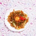 カレンガール's cooksnap of when they made 日清焼そばに黄身乗せでとろウマっ.